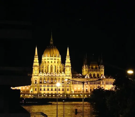 Bauhaus With Parliament View * Budapesta