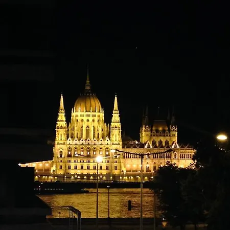 Bauhaus With Parliament View * Budapesta